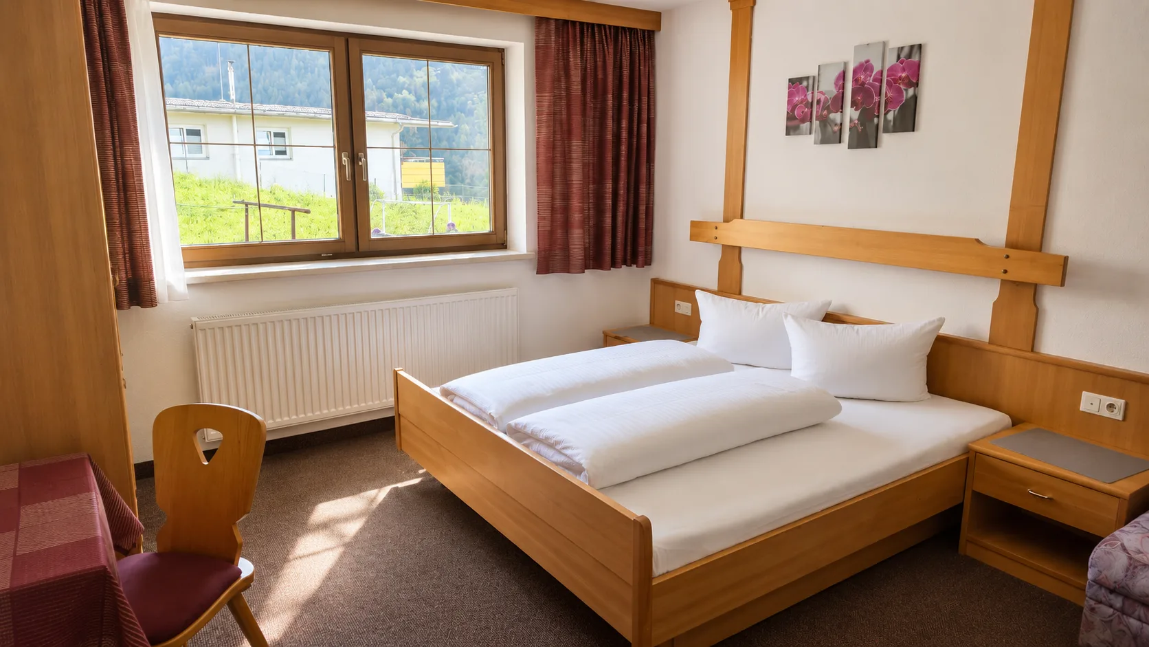 Schlafzimmer mit Bergblick der Ferienwohnung Nr. 1