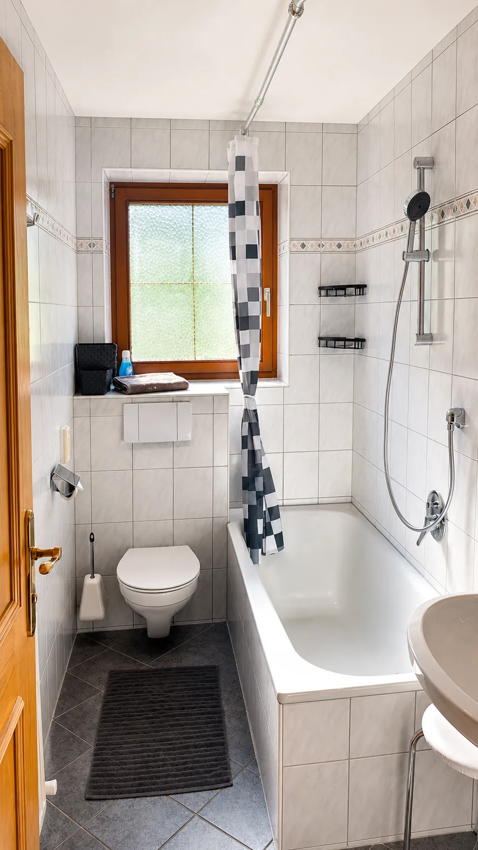 Badezimmer mit Badewanne der Ferienwohnung Nr. 1