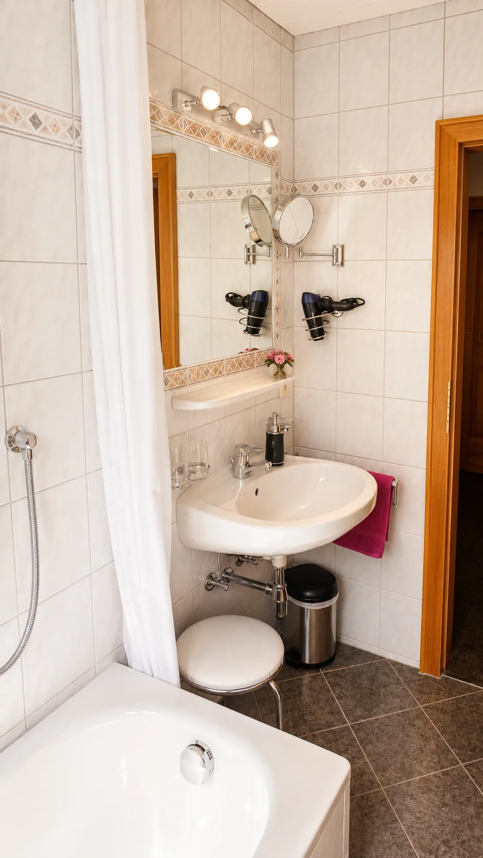 Badezimmer mit Waschbecken der Ferienwohnung Nr. 1