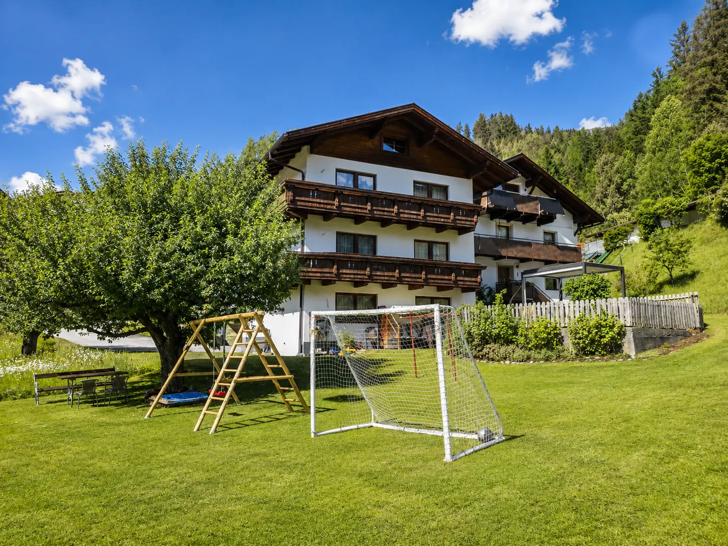 Haus Hackl mit Garten und Spielbereich