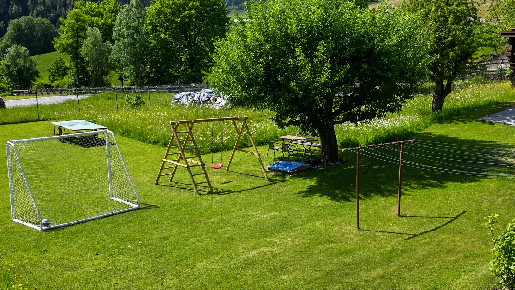 Garten mit Spielgeräten am Haus Hackl