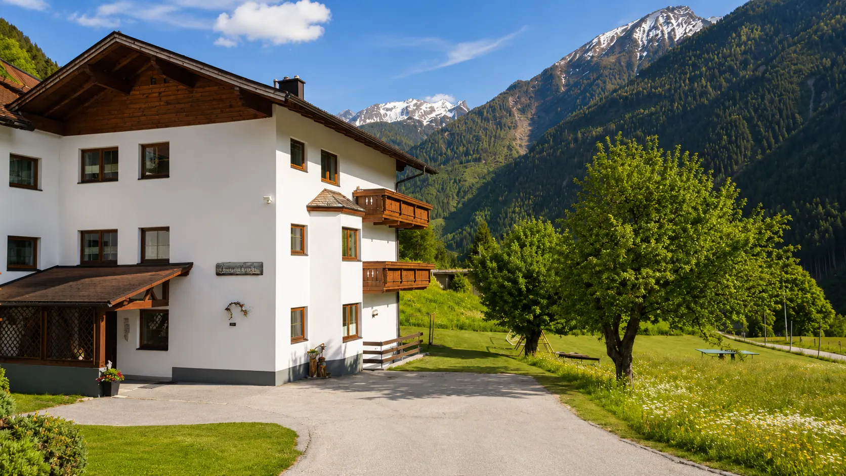 Außenansicht vom Haus Hackl mit Bergblick